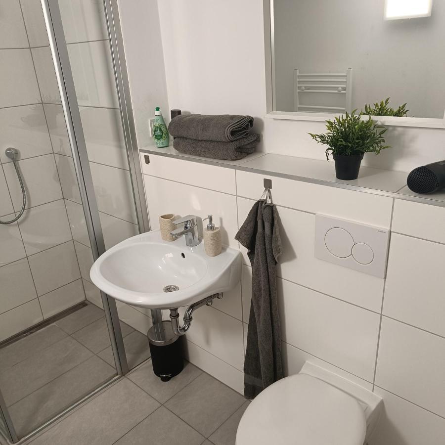 Apartments & Moeblierte Zimmer In Kahl Am Main, Kontaktloser Self Check-In, W-Lan, Schreibtisch, Duschbad, Kuechenzeile, Pkw-Plaetze Luaran gambar