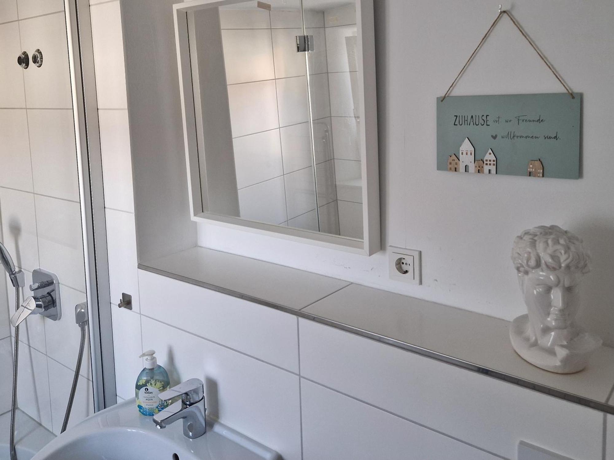 Apartments & Moeblierte Zimmer In Kahl Am Main, Kontaktloser Self Check-In, W-Lan, Schreibtisch, Duschbad, Kuechenzeile, Pkw-Plaetze Bilik gambar