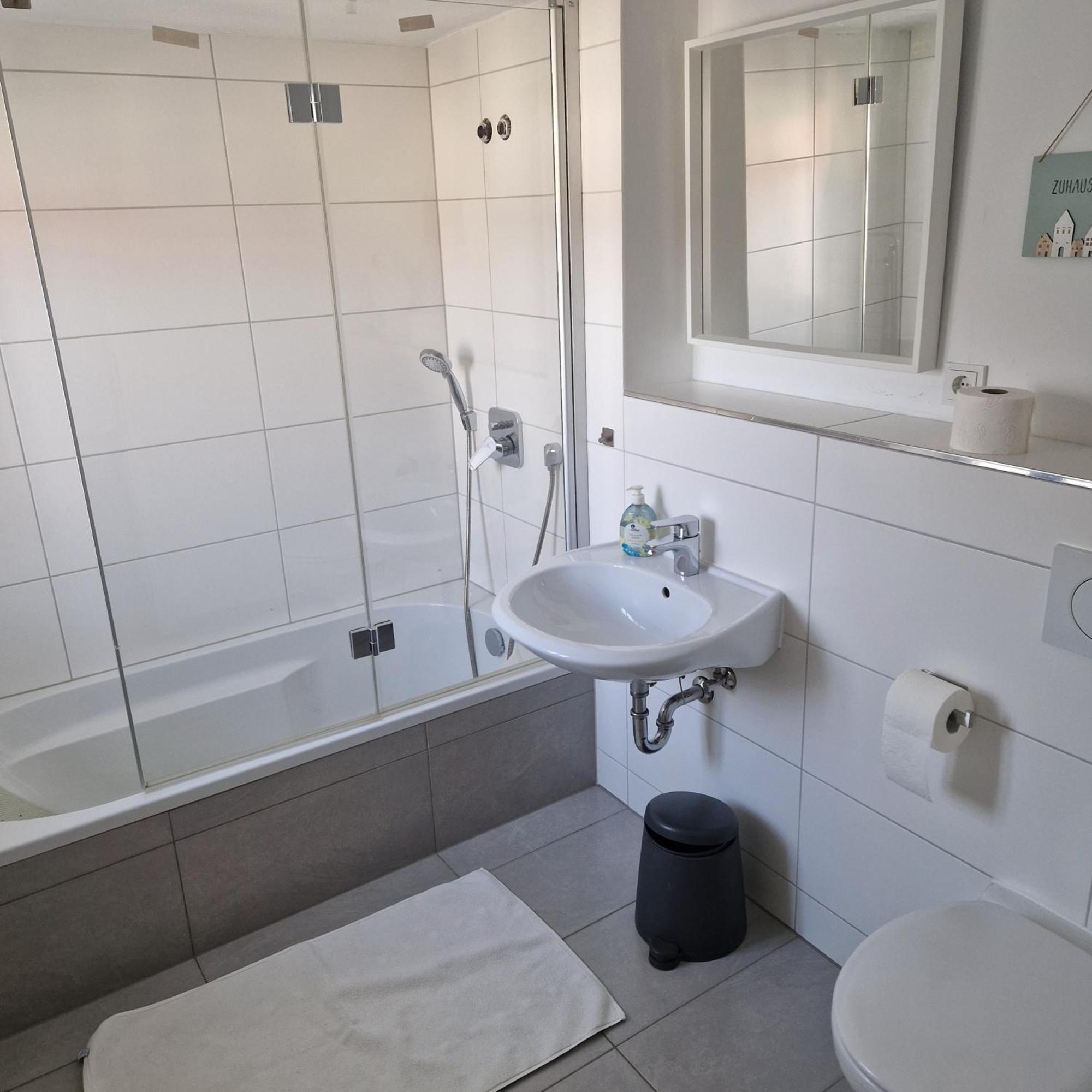 Apartments & Moeblierte Zimmer In Kahl Am Main, Kontaktloser Self Check-In, W-Lan, Schreibtisch, Duschbad, Kuechenzeile, Pkw-Plaetze Bilik gambar