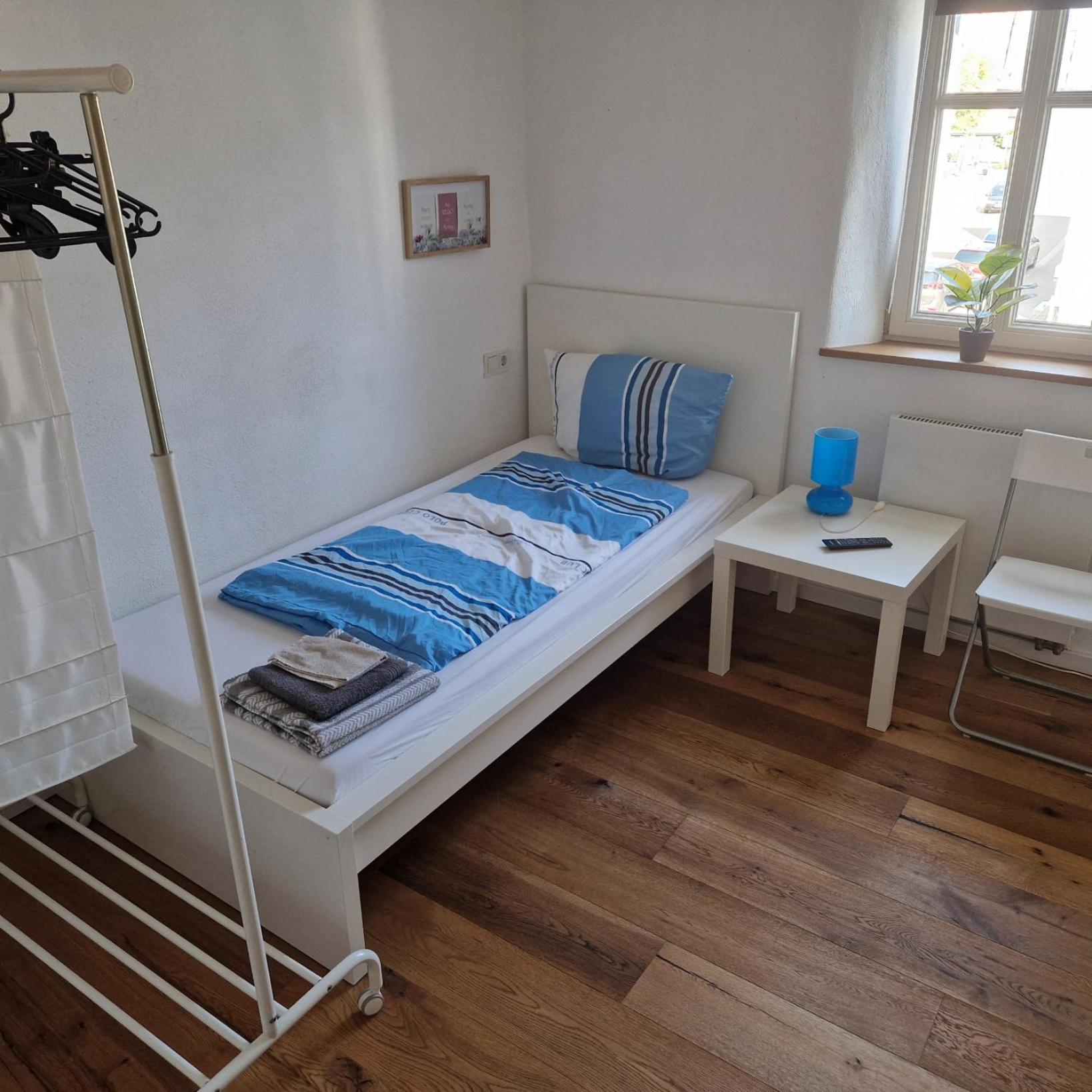 Apartments & Moeblierte Zimmer In Kahl Am Main, Kontaktloser Self Check-In, W-Lan, Schreibtisch, Duschbad, Kuechenzeile, Pkw-Plaetze Bilik gambar